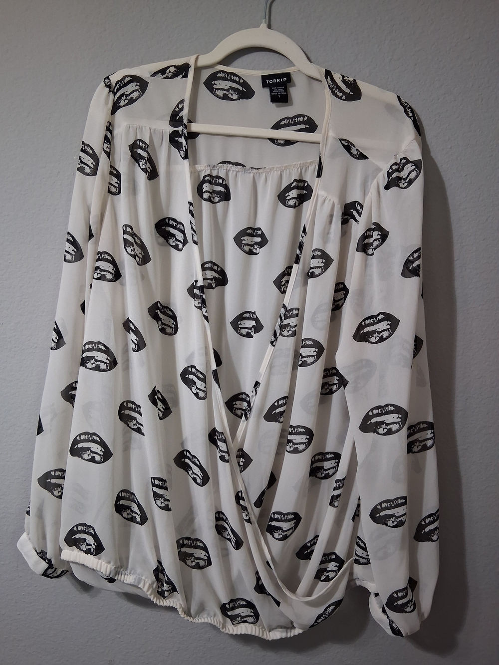 torrid White & Black Kiss-Print Draped Blouse